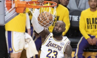 1600场！43000分！詹姆斯战绿军20+4+5 再破2神奇纪录