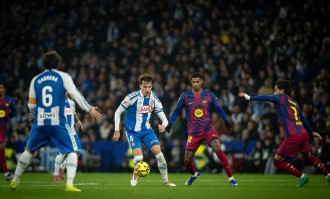 西甲-费尔明两助攻奥尔莫莱万破门 巴萨2-0西班牙人