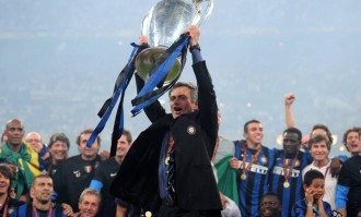 4大豪门疯抢+2.2亿转会权！穆帅终局抉择？全足坛蹲疯了！